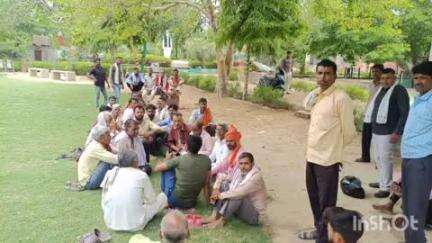 फिरोज़ाबाद: मजदूरी भुगतान में लापरवाही पर भड़के फायरमैन व हेल्पर, गांधी पार्क में दी कार्य बहिष्कार की चेतावनी
