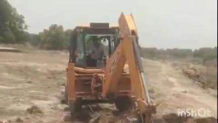 प्रतापगढ़: पूरे ईश्वर नाथ में नदी के किनारे बने सरकारी बंधा की खुदाई JCB से की जा रही है
