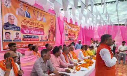शोहरतगढ़: ब्लॉक परिसर शोहरतगढ़ में महिला सम्मान समारोह कार्यक्रम का आयोजन किया गया
