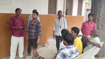 एटा: मुन्नी नगला समीप ट्रैक्टर को पीछे से कैंटर ने मारी टक्कर, 20 वर्षीय युवक की हुई मौत, पिता-पुत्र घायल, शव पहुंचा PM हाउस