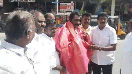 வாலாஜாபாத்: கருக்குப்பேட்டை பகுதியில் அதிமுக சார்பில் துண்டு பிரசுரம் வழங்கும் நிகழ்ச்சி நடைபெற்றது