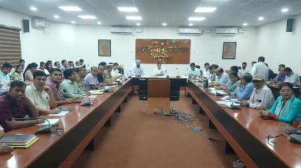 मधेपुरा: झल्लू बाबू सभागार में कोसी प्रमंडलीय आयुक्त ने विभिन्न विभागों के अधिकारियों के साथ की समीक्षा बैठक