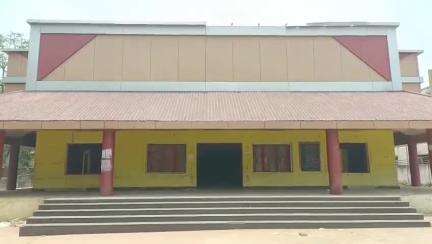 कवर्धा: कवर्धा शहर का वीर सावरकर भवन खंडहर में तब्दील, खिड़कियां चोरी, भवन जर्जर, नगर पालिका की लापरवाही उजागर