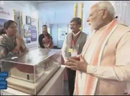 निवाड़ी: महिला सशक्तिकरण सम्मेलन में प्रधानमंत्री नरेंद्र मोदी ने उमा पाठक एवं दीक्षा सेकिया से किया संवाद