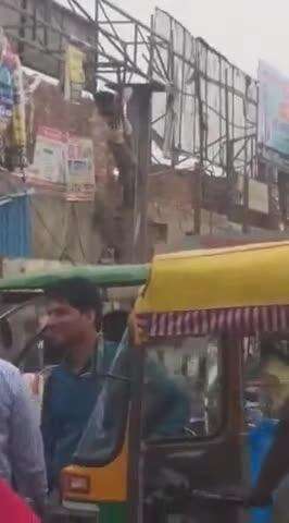इटावा: रेलवे स्टेशन पर ई-रिक्शा चालक ने नशे में धुत युवक का छीना मोबाइल, युवक ने 20 फुट ऊंचे बोर्ड पर चढ़कर लगाया फंदा