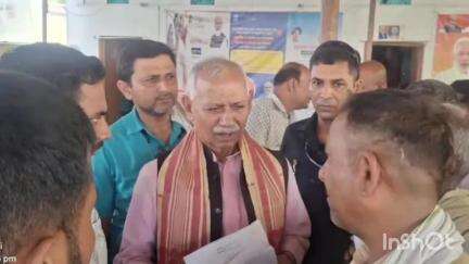 जलालपुर: जलालपुर में भाजपा सांसद जनार्दन सिंह सिग्रीवाल ने अपने आवास पर जनता दरबार का आयोजन किया