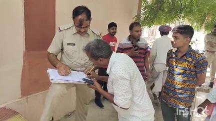 भीलवाड़ा: देवनारायण होटल के समीप बाइक लेकर सड़क किनारे खड़े 3 जनों को तेज रफ्तार पिकअप ने मारी टक्कर, एक की मौत व 2 जने हुए घायल