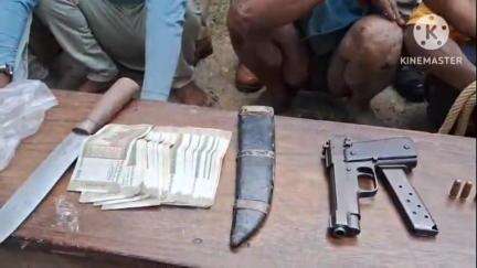 নগাঁও: আমবাগান আৰক্ষীৰ জালত মাৰণাস্ত্ৰসহ ৫ জনীয়া ডকাইতৰ দল, লাইলুৰিত আৰক্ষীয়ে আটক কৰে দলটোক, উদ্ধাৰ চাৰি জাঁই সজীৱ গুলী