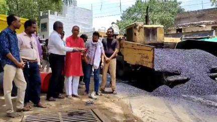 बड़वानी: अंजड के वार्ड क्रमांक 2 और 3 में पार्षद व भाजपा मंडल अध्यक्ष द्वारा पूजन कर डामरीकरण कार्य शुरू