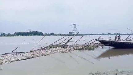 তুফানগঞ্জ ২: জালধোয়া ঘাট এলাকায় রায়ডাক নদীতে জলের স্রোতে ভাঙল অস্থায়ী বাঁশের সাঁকো, সমস্যায় কয়েক হাজার বাসিন্দা #jansamasya