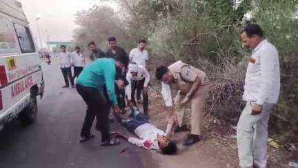 बीना: कुरवाई रोड पर घायल अवस्था में मिला युवक; पीड़ित ने ससुर व साले पर लगाया मारपीट करने का आरोप, जिला अस्पताल किया गया रेफर