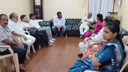 జూన్‌ 4న జరిగే వెన్నుపోటు దినోత్సవ కార్యక్రమాన్ని విజయవంతం చేయాలని నగరంలో జిల్లా వైసీపీ అధ్యక్షుడు దాడిశెట్టి రాజా పిలుపు