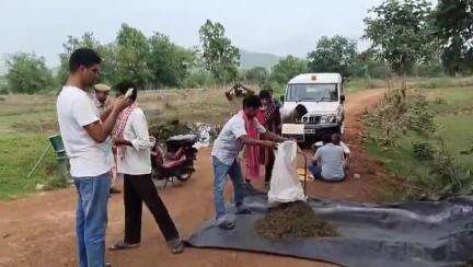 କଣ୍ଟାମାଳ: ସୁର୍ଗାଭଟା ଗ୍ରାମ ନିକଟରୁ ଗଞ୍ଜେଇ ସହ ଗାଡି ଜବତ, ଜଣେ ଗିରଫ