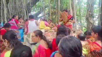 মুরারই ২: পাইকর গ্রামের ষষ্ঠীতলায় জামাই ষষ্ঠী উপলক্ষ্যে চলছে বিশেষ পুজোপাঠ
