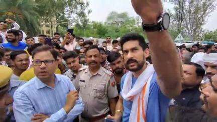 खम्भे में आ रहे करंट की चपेट में आने से किशोर की मौत
-सुल्तानपुर सीएचसी के सामने धुलाई कंप्रेसर की दुकान पर हुआ हादसा