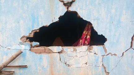 रनियां: जरका टोली में हाथी के हमले के बाद वन विभाग के कर्मी पहुंचे, पीड़ित परिवार को सौंपा पटाखा