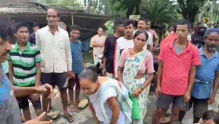 উত্তৰ লক্ষীমপুৰ: পহুমৰাত বানপানীৰ ফলত অনিষ্ট হোৱা বাট পথ মেৰামতিৰ দাবীত প্ৰতিবাদ সাব্যস্ত বানাক্ৰান্ত ৰাইজৰ