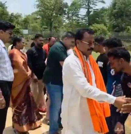 दंतेवाड़ा: शहीद वीर गुण्डाधुर स्मृति में चितलंका में क्रिकेट टूर्नामेंट का शुभारंभ विधायक चैतराम अटामी ने किया