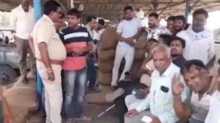 महू कृषि उपज मंडी में बैठक आयोजित, किसानों ने रखी अपनी समस्याएं