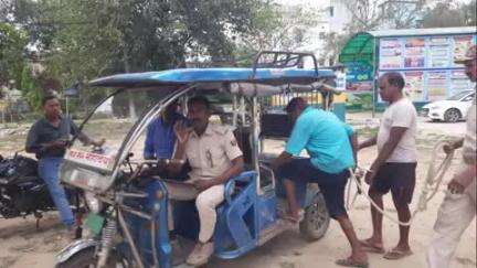 बिहार: लहेरी थाना पुलिस ने बड़ी पहाड़ी मोहल्ला से नशे में धुत दो लोगों को गिरफ्तार किया