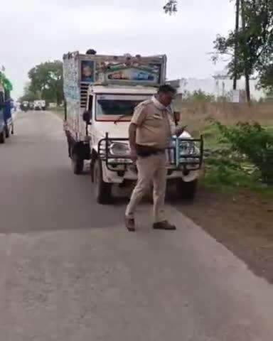 खरगौन: यातायात पुलिस ने विशेष अभियान चलाकर अवैध यात्री परिवहन कर रहे वाहनों पर की कार्रवाई