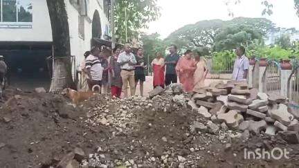 কোচবিহার ১: পথ আটকে তৈরি করা হচ্ছে DM অফিসের গেট,  বিক্ষোভ স্থানীয়দের #jansamasya