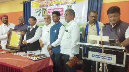 वाई: लोकमान्य टिळक ग्रंथालय येथे संविधान सन्मान संमेलनात पुरोमागी विचारांची मांडणी