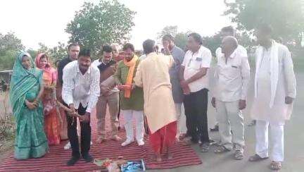 ठीकरी: पुराना एबी रोड पर नाग मंदिर से नवरंग ढाबे तक लगाई जाएगी स्ट्रीट लाइट, BJP ज़िलाध्यक्ष ने किया भूमिपूजन