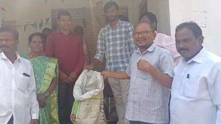 ఇళ్ల వద్దకే వెళ్లి రేషన్ సరుకులు పంపిణీ చేసేందుకు చర్యలు: రింతాడలో డిప్యూటీ తహసీల్దార్ దుమంతి వీర వెంకట సత్యనారాయణ