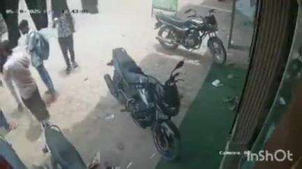 इगलास: इगलास कस्बे में दबंगों द्वारा युवक के साथ जमकर मारपीट का वीडियो हुआ वायरल