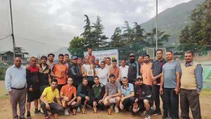 कुल्लू: राजकीय अर्द्धराजकीय चालक एवं परिचालक महासंघ ने स्व. उमेश शर्मा वॉलीबॉल मेमोरियल प्रतियोगिता का आयोजन किया