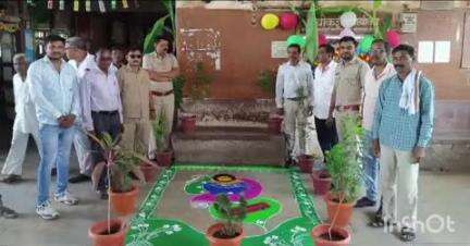 अकोट: बसस्थानक येथे एसटीच्या 77 व्या वर्धापन दिन निमित्त प्रवाशांचे पुष्प गुच्छ देऊन करण्यात आले स्वागत