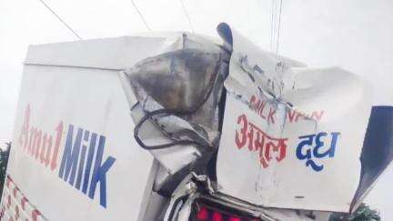 कांके: रांची के नामकुम थाना क्षेत्र में मिल्क वैन ने कार को टक्कर मारी, कार चालक की मौत