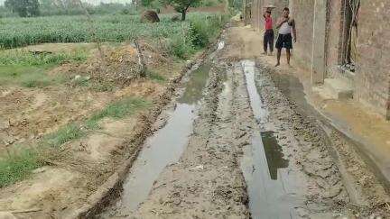 सहसवान: दहगवाँ ब्लॉक के गाँव अफजलपुर बुधोती के मजरा कादरचौक में सड़क पर जलभराव व कीचड़ से लोग परेशान #jansamasya