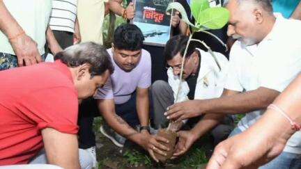 कांके: मोरहाबादी मैदान में रांची सांसद ने 'एक पेड़ मां के नाम' अभियान के तहत किया पौधारोपण