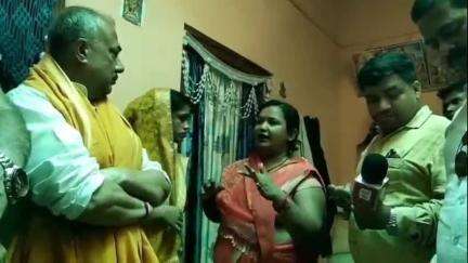 नबीनगर: चरण बाजार में पूर्व सांसद ने पीड़ित परिवारों से की मुलाकात, उचित कार्रवाई का दिया आश्वासन