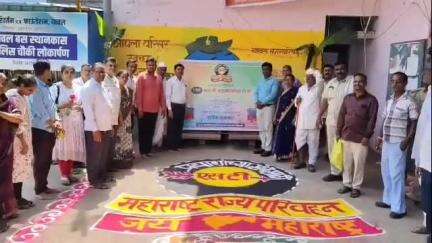 यावल: यावल एसटी आगारामध्ये राज्य परिवहन मंडळाचा ७७ वा वर्धापन दिन उत्साहात साजरा, प्रवाशांची पुष्प देऊन पेढे वाटून केले स्वागत