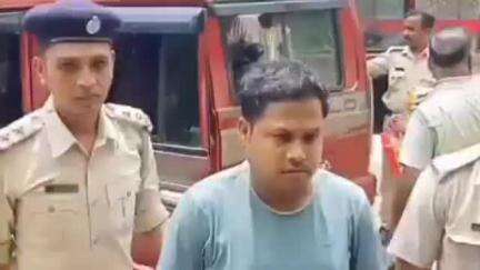হাসনাবাদ: মতিঝিল এলাকা থেকে তরল মাদকসহ এক ব্যক্তিকে গ্রেপ্তার করল হাসনাবাদ থানার পুলিশ, পাঠানো হলো আদালতে