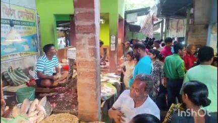 বর্ধমান ১: জামাইষষ্ঠীতে শহর বর্ধমানের বড়নীলপুরে মাছের বাজার, ফলের দোকান ও মিষ্টির দোকানে ভিড়