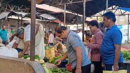 ঝালদা ১: জামাইষষ্ঠীতে অগ্নিমূল্য ঝালদার সবজি বাজার, মাথায় হাত ক্রেতাদের