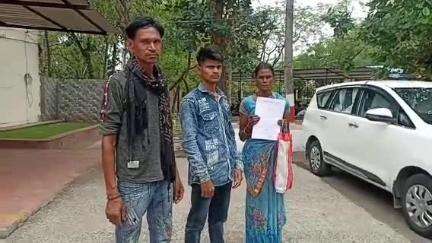 नरसिंहपुर: SP ऑफिस पहुंचे एक परिवार ने दिया आवेदन, कहा- बंदूक दिखाकर बेटे के साथ मारपीट करनेवालों पर पुलिस नहीं कर रही कार्रवाई
