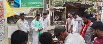 घोसी: घोसी नगर पंचायत के कस्बा खास में चेयरमैन ने सुनी जनता की समस्याएं, समरसेबल और लाइट की समस्या को लेकर लोगों ने उठाई आवाज