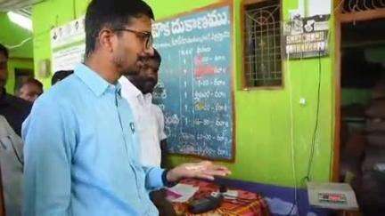 ఉరవకొండ: కమ్మూరు గ్రామంలోని ప్రభుత్వ చౌక దుకాణాన్ని తనిఖీ చేసిన జిల్లా కలెక్టర్ డాక్టర్ వినోద్ కుమార్