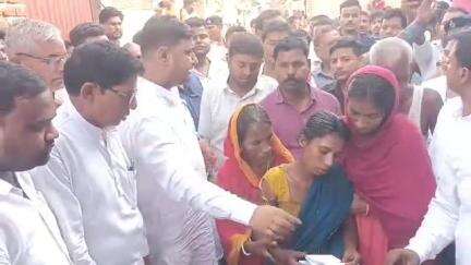 अमरपुर: गंगापुर गड़ेल में मृतक के परिजनों को ₹4-4 लाख की सहायता, विधायक जयंत राज ने सौंपा चेक