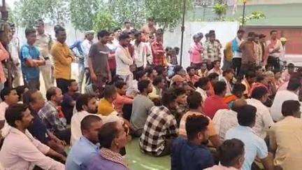तिल्दा: छपोरा भींभौरी स्थित गुरुदेव एब्रेसिव प्लांट में करंट से युवक की मौत, लोगों ने शव के साथ प्लांट के सामने किया प्रदर्शन