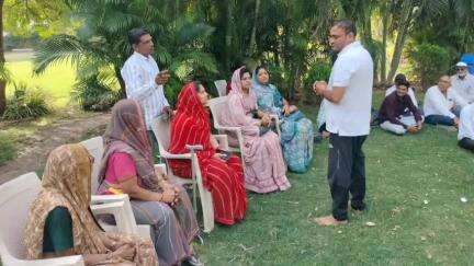 सनावद: विधायक बिरला ने डूडगांव स्थित अपने निवास पर ग्रामवासियों की समस्याएं सुनीं