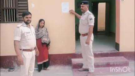 मढ़ौरा: हसनपुरा में पुलिस ने फरार अभियुक्त के घर पर कुर्की का इस्तेहार चस्पा किया