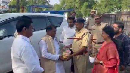 నిర్మల్: రాష్ట్ర అవతరణ దినోత్సవానికి ముఖ్య అతిథిగా వచ్చిన TFCC చైర్మన్ రాజయ్యకు జిల్లా కేంద్రంలో స్వాగతం పలికిన అధికారులు