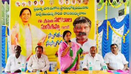 మేడాపురం నరసనకోటలో నూతన రేషన్ స్టోర్ ను ప్రారంభించి లబ్ధిదారులకు బియ్యాన్ని పంపిణీ చేసిన రాప్తాడు ఎమ్మెల్యే పరిటాల సునీత