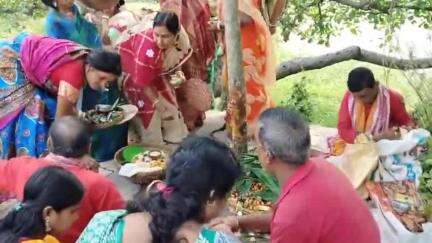 ময়ূরেশ্বর ১: জামাই ষষ্ঠী উপলক্ষে ষষ্ঠী পূজা পালিত হচ্ছে মল্লারপুর থানার দক্ষিণ গ্রামের ষষ্ঠী তলায়